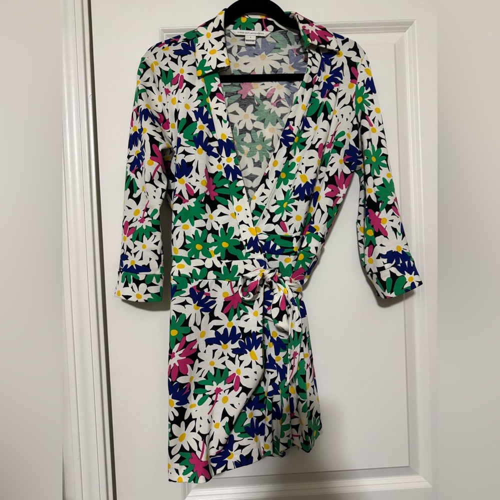 Diane Von Furstenberg Multicolor Floral wrap shorts/dress size 4